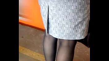 Señora con pantimedias negras en el metro